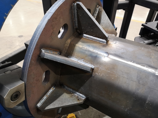 เครื่องเชื่อมหุ่นยนต์ เครื่องตัดกรอบประตู CNC สําหรับเสาไฟ