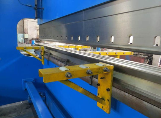 เครื่องเบรคสั่นไฮดรอลิก CNC สําหรับงานโลหะหนัก ขนาดถังน้ํามัน 400 ลิตร ความจุ 200 ตัน แม็กซ์ ความดันและการปรับแรง