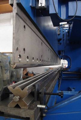 3200N 8000mm CNC ควบคู่เบรกกด / เครื่องดัดไฮดรอลิสำหรับเสาโคมไฟ